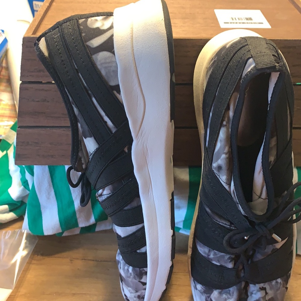 ***FINAL MARKDOWN *** 
Easy Spirit athletic shoes -women size 10